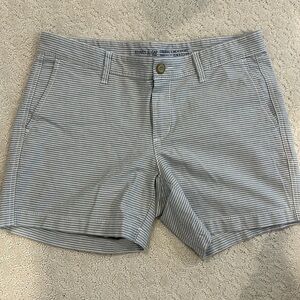 WOMEN KHAKIS BY GAP SHORTS. EUC. SIZE 6/28.